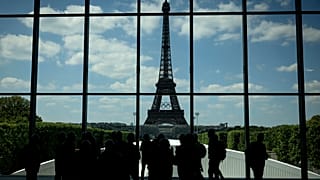 Les anneaux olympiques sur la Tour Eiffel.