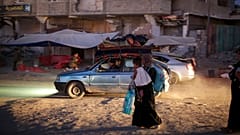 İsrail'in Gazze Şeridi'ne yönelik hava ve kara saldırıları nedeniyle yerinden edilen Filistinliler Han Yunus'un bazı bölgelerinden kaçıyor, 1 Temmuz 2024.