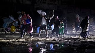 Palestinesi sfollati nella Striscia di Gaza fuggono da alcune zone di Khan Younis in seguito a un nuovo ordine di evacuazione dell'esercito israeliano (1 luglio 2024)