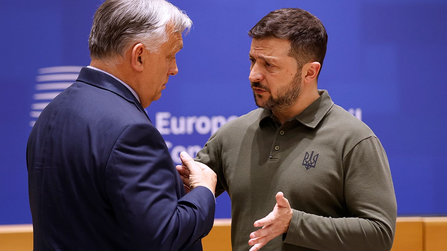 Macaristan Başbakanı Viktor Orban, solda, Brüksel'deki AB zirvesinde yuvarlak masa toplantısı sırasında Ukrayna Devlet Başkanı Volodymyr Zelenskyy ile konuşuyor, 27 Haziran 2024