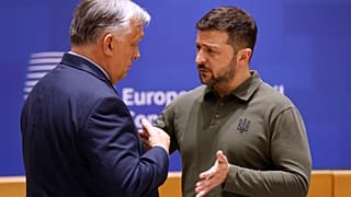 Macaristan Başbakanı Viktor Orban, solda, Brüksel'deki AB zirvesinde yuvarlak masa toplantısı sırasında Ukrayna Devlet Başkanı Volodymyr Zelenskyy ile konuşuyor, 27 Haziran 2024