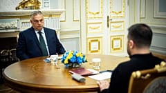 En esta foto de la oficina de prensa del primer ministro húngaro, el presidente ucraniano, a la derecha, y Viktor Orbán, se reúnen en Kiev, Ucrania, el 2 de julio de 2024.