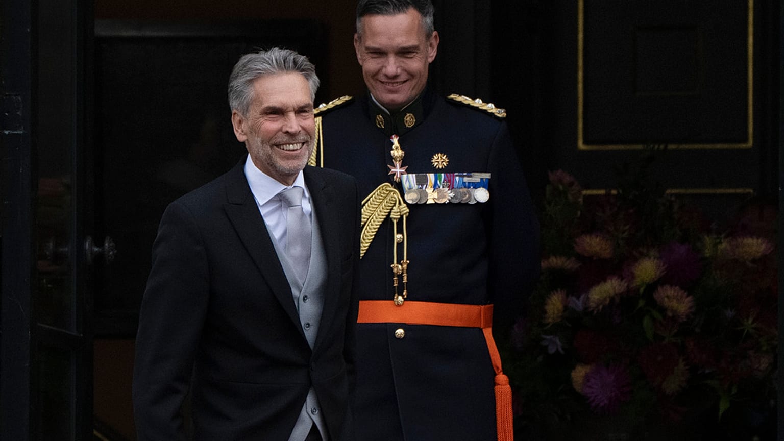 Ο νέος πρωθυπουργός Dick Schoof, αριστερά, φτάνει στο βασιλικό παλάτι για να ορκιστεί από τον Ολλανδό βασιλιά Willem-Alexander στη Χάγη, Ολλανδία, Τρίτη 2 Ιουλίου 2024.