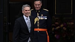 Ο νέος πρωθυπουργός Dick Schoof, αριστερά, φτάνει στο βασιλικό παλάτι για να ορκιστεί από τον Ολλανδό βασιλιά Willem-Alexander στη Χάγη, Ολλανδία, Τρίτη 2 Ιουλίου 2024.