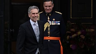 O novo primeiro-ministro Dick Schoof, à esquerda, chega ao palácio real para ser empossado pelo rei Willem-Alexander em Haia, Países Baixos, terça-feira, 2 de julho de 2024.