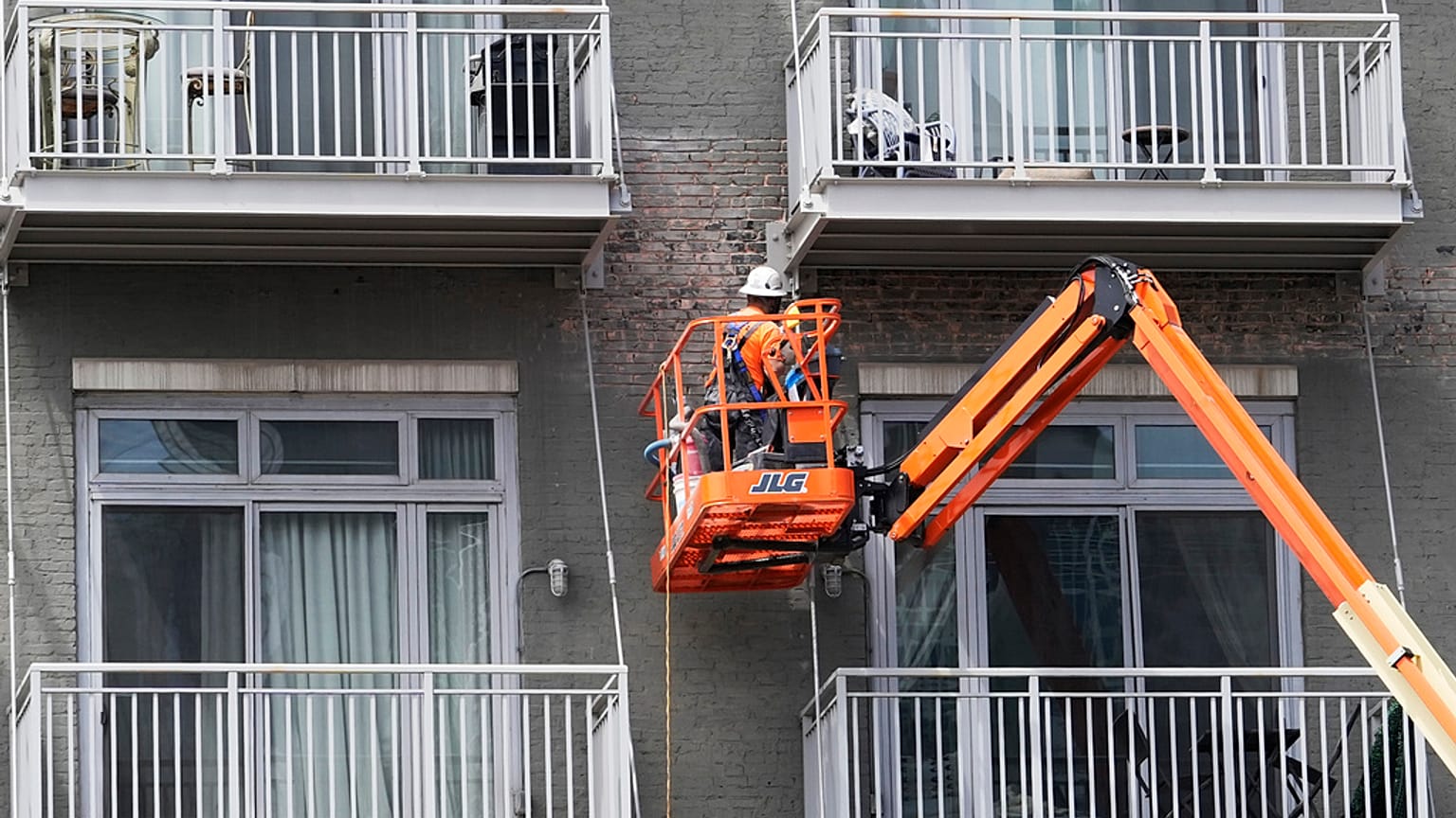 Un hombre trabajando.