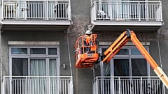 Un hombre trabajando.