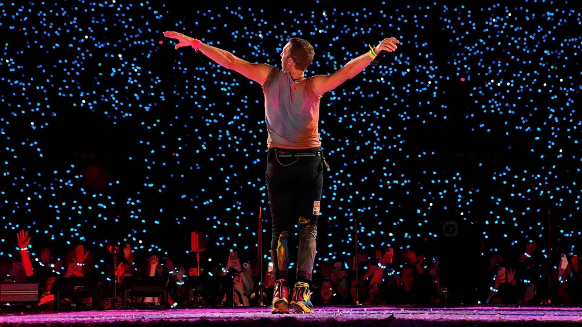 Coldplay: Το βίντεο κλιπ του τραγουδιού «Feels Like I’m Falling in Love ...