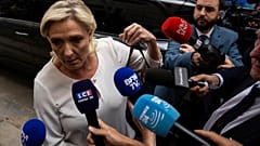 Marine Le Pen sagt, sie wolle nur an die Regierun, wenn ihre Partei die absolute Mehrheit bekommt