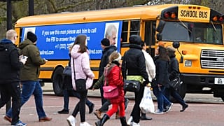 2020-ban az FBI egy iskolai buszon tette közzé, hogy kihallgatná András herceget az Epstein-ügyben