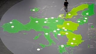 Ένας άνδρας περπατά πάνω σε έναν χάρτη που δείχνει τις χώρες της Ευρωζώνης στο διάδρομο της Ευρωπαϊκής Κεντρικής Τράπεζας στη Φρανκφούρτη, Γερμανία