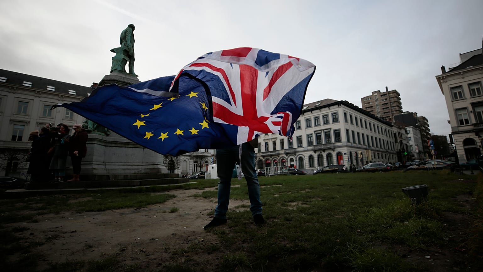 Peter Cook, partidario de la UE, despliega dos banderas ante el Parlamento Europeo, en Bruselas, antes de una ceremonia para celebrar la amistad entre Gran Bretaña y la UE.