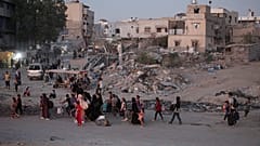 مواطنون فلسطينيون ينزحون مرة أخرى من مدينة خان يونس بعد قصف إسرائيلي 