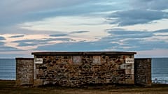 Öffentliche Toiletten in der Nähe eines Strandes.