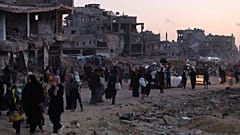 قوافل النارحين الفلسطينيين تغادر مدينة خان يونس بعد صدور أوامر عسكرية إسرائيلية لهم بالرحيل