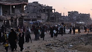 قوافل النارحين الفلسطينيين تغادر مدينة خان يونس بعد صدور أوامر عسكرية إسرائيلية لهم بالرحيل