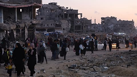 قوافل النارحين الفلسطينيين تغادر مدينة خان يونس بعد صدور أوامر عسكرية إسرائيلية لهم بالرحيل