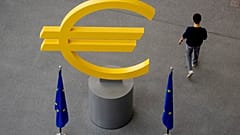 Bir kişi, Frankfurt'ta düzenlenen ECB yönetim kurulu toplantısının ardından Avrupa Merkez Bankası koridorundaki Euro tabelasının önünden geçiyor, 6 Haziran 2024 