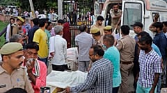 Angehörige und Freiwillige tragen die Leichen auf Bahren im Sikandrarao-Krankenhaus im Bezirk Hathras
