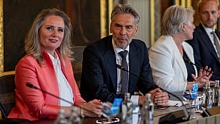O Primeiro-Ministro Dick Schoof e a Ministra da Saúde Fleur Agema na primeira reunião do gabinete do novo governo em Haia, Países Baixos.