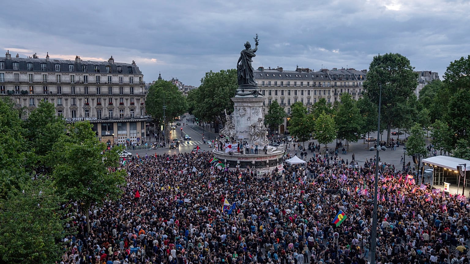 İnsanlar, 30 Haziran 2024 Pazar günü Paris'te, ilk tur yasama seçimlerinden güçlü bir şekilde önde çıkan aşırı sağcı Ulusal Ralli'yi protesto etmek için Republique meydanında toplandı.