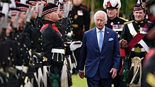 Carlos III pasa revista.