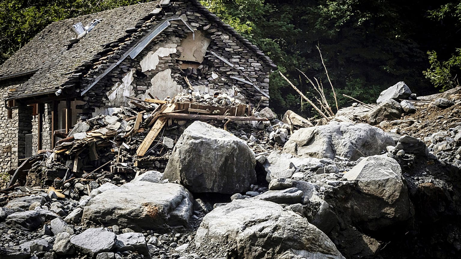 Destrozos por el mal tiempo en Suiza. 