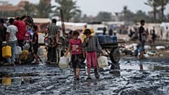Palästinenser versammeln sich, um Wasserkrüge in Deir al-Balah, Gazastreifen, zu füllen, 20. Juni 2024.