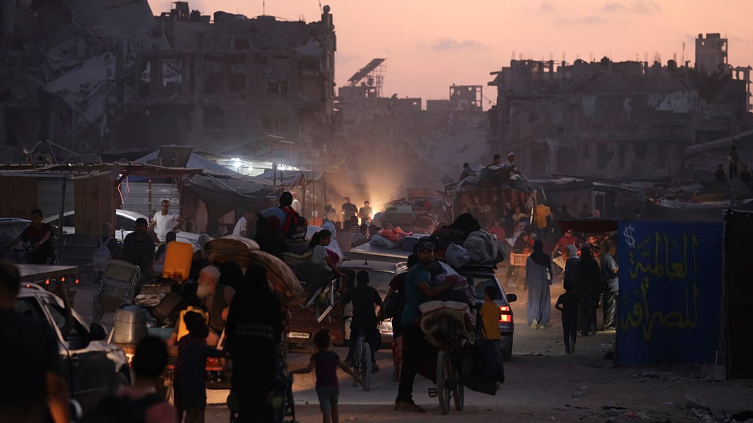 Palestinianos fogem de partes de Khan Younis, na sequência de uma ordem de evacuação do exército israelita para abandonarem a parte oriental da segunda maior cidade de Gaza