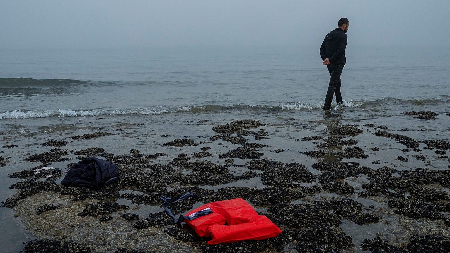 Un migrante curdo che ha fallito nel tentativo di raggiungere il Regno Unito in barca cammina verso la città di Ambleteuse, nel nord della Francia, domenica 19 maggio 2024. 