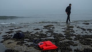 Un migrante kurdo que fracasó en su intento de llegar al Reino Unido en barco camina de regreso a la ciudad de Ambleteuse, en el norte de Francia, el domingo 19 de mayo de 2024.