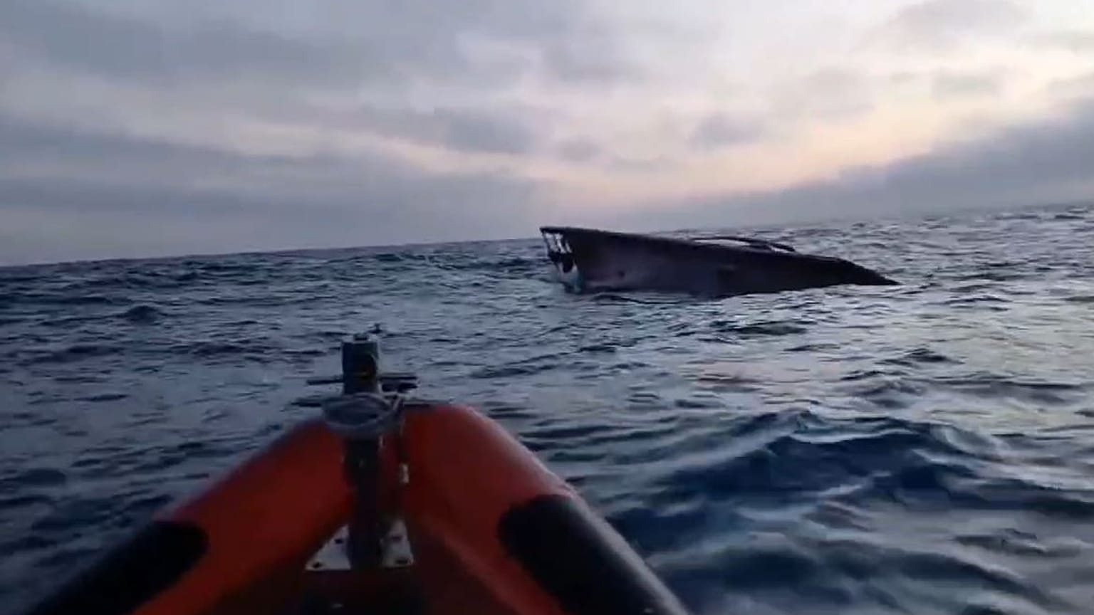 Embarcação de pesca naufragou a uma milha náutica, cerca de dois quilómetros, de terra, entre a praia de São Pedro de Moel e a praia da Vieira, no concelho da Marinha Grande
