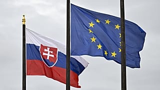 Szlovák és uniós zászló Pozsonyban