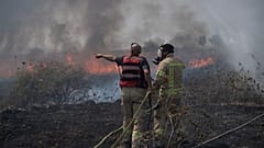 رجال الإطفاء يعملون على إطفاء حريق في أعقاب هجوم شنته جماعة حزب الله اللبنانية في مرتفعات الجولان التي تسيطر عليها إسرائيل