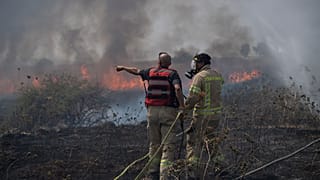رجال الإطفاء يعملون على إطفاء حريق في أعقاب هجوم شنته جماعة حزب الله اللبنانية في مرتفعات الجولان التي تسيطر عليها إسرائيل