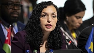 Archivo: La presidenta de Kosovo, Vjosa Osmani, habla durante la sesión plenaria de la cumbre sobre la paz en Ucrania, en Obbürgen, Suiza, el domingo 16 de junio de 2024.
