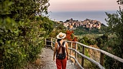 La inversión en rutas de senderismo es una de las formas en que el Ministerio de Turismo italiano promueve los viajes sostenibles.