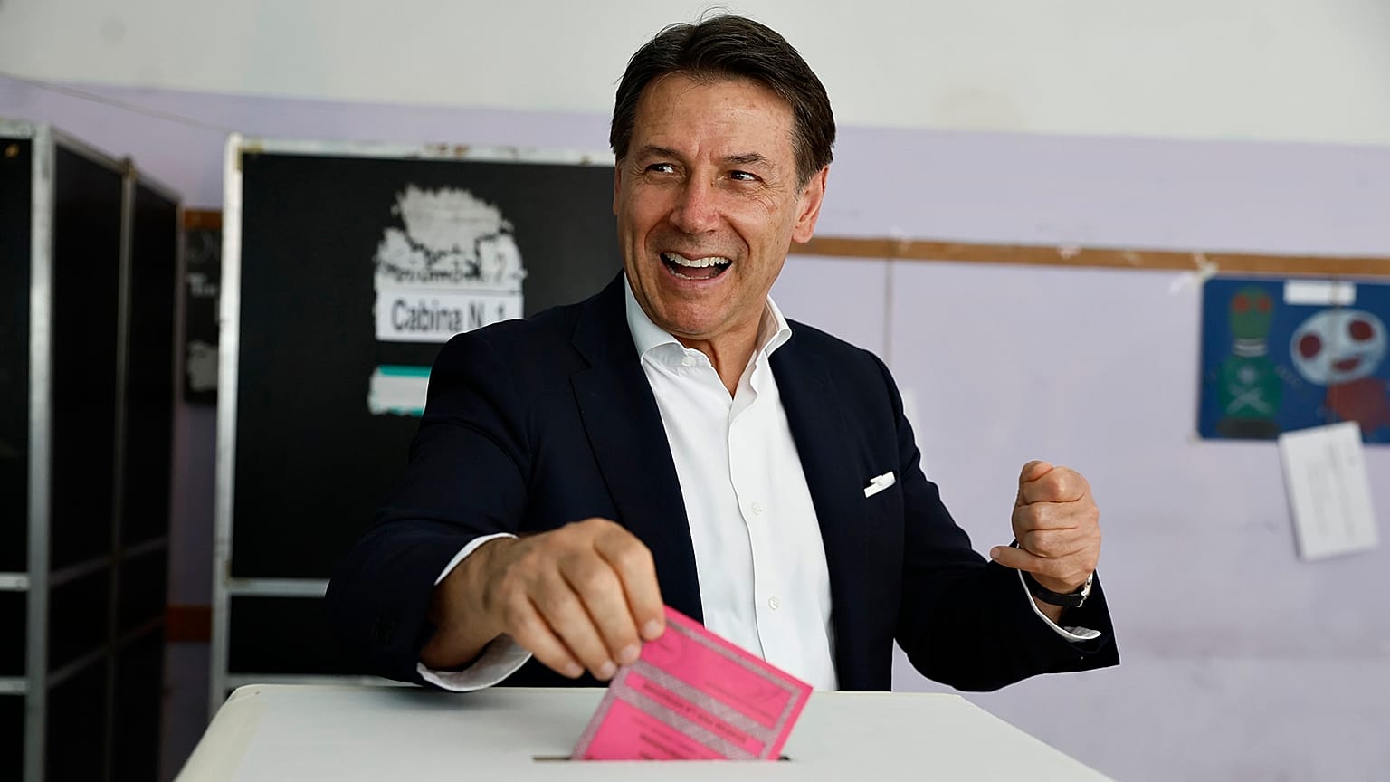 Giuseppe Conte Beş Yıldız Hareketi'nin lideridir.