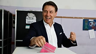 Giuseppe Conte az Öt Csillag Mozgalom vezetője.