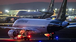 Aviones de Lufthansa estacionados en el aeropuerto de Fráncfort del Meno, Alemania.