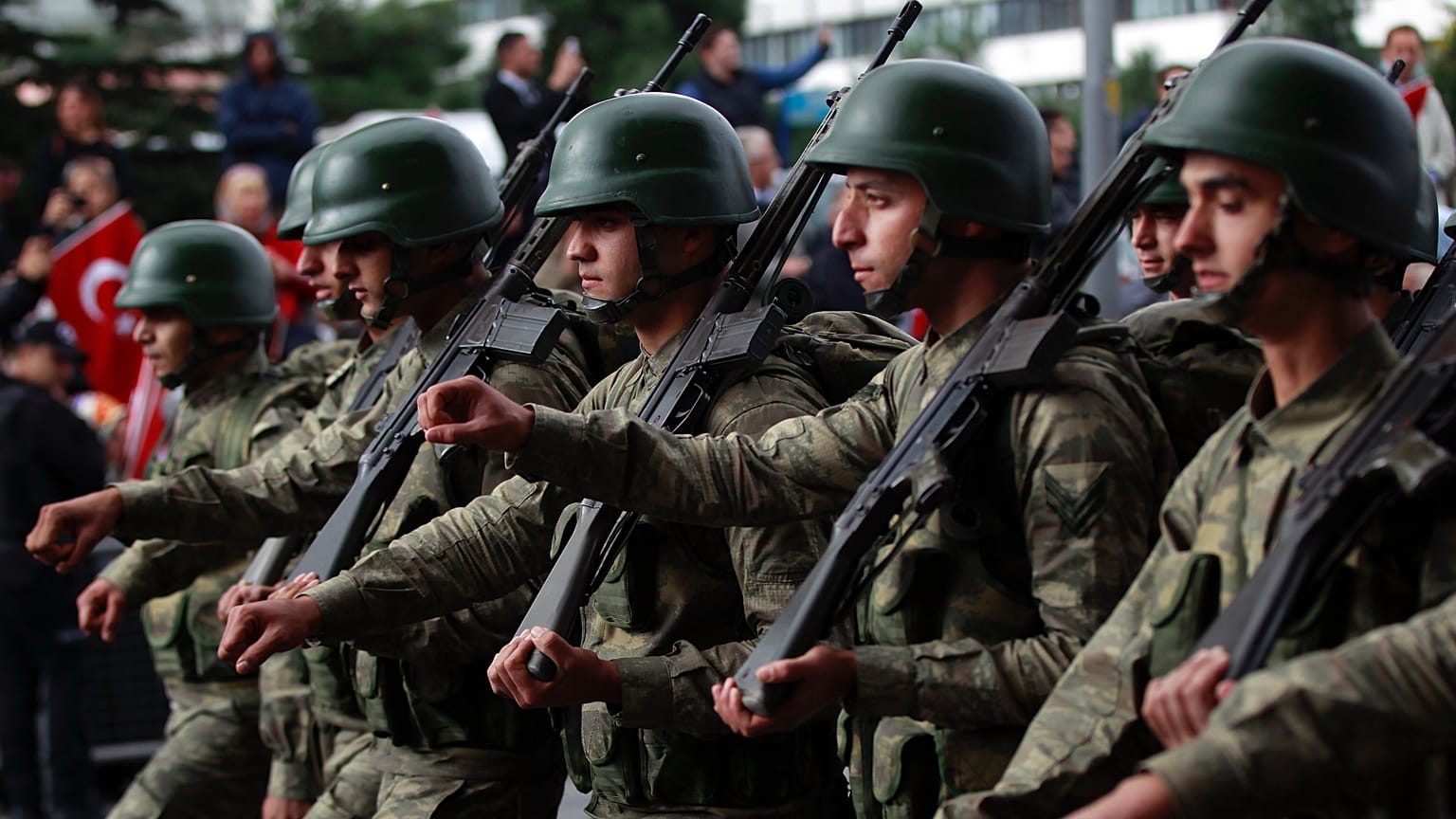 Türk askerleri, bir Cumhuriyet Bayramı kutlaması sırasında görüntüleniyorlar (Arşiv)