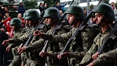Türk askerleri, bir Cumhuriyet Bayramı kutlaması sırasında görüntüleniyorlar (Arşiv)