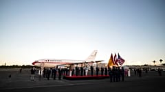 Pedro Pierluisi, segundo a la izquierda, da la bienvenida al rey Felipe VI de España, a la izquierda, en la Base Aérea Muñiz en Carolina, Puerto Rico, el 24 de enero de 2022.