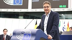 Der Europaabgeordnete Peter Liese diskutiert im Februar mit EU-Klimakommissar Wopke Hoekstra (im Hintergrund) über das geplante Emissionsreduktionsziel 2040