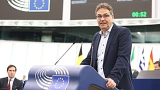 Der Europaabgeordnete Peter Liese diskutiert im Februar mit EU-Klimakommissar Wopke Hoekstra (im Hintergrund) über das geplante Emissionsreduktionsziel 2040