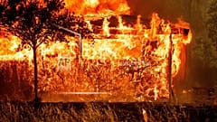 Efectos del incendio forestal en Oroville, California.