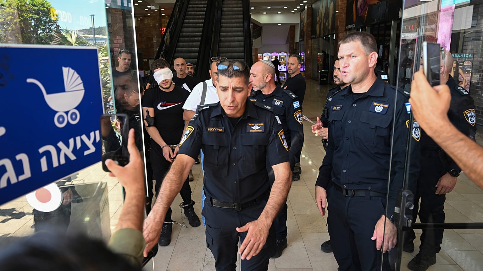 La police procède à des interpellations sur les lieux de l'attaque.