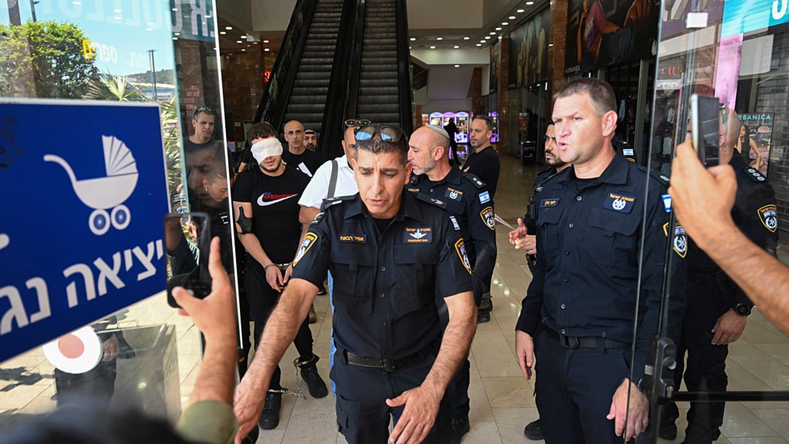 Presencia policial en un centro comercial tras el ataque con arma blanca en Karmiel, al norte de Israel.