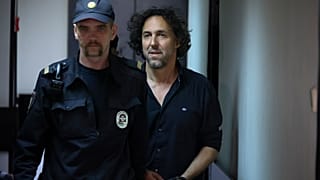 Le Français Laurent Vinatier, escorté dans une salle d'audience du tribunal du district de Zamoskvoretsky à Moscou, en Russie, le vendredi 7 juin 2024.