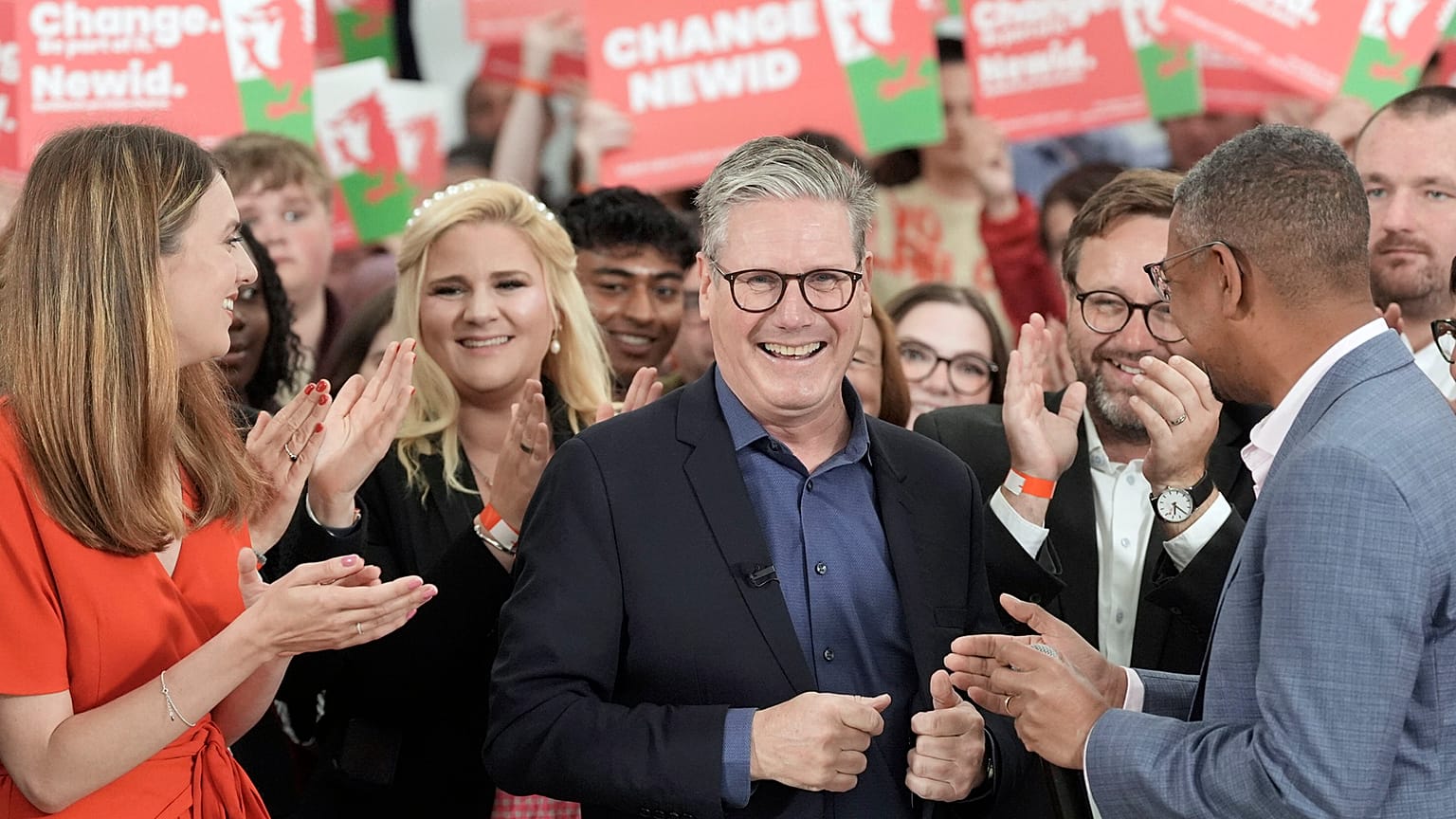 Der Vorsitzende der Labour-Partei, Keir Starmer (Mitte), kommt mit dem Ersten Minister von Wales, Vaughan Gething (rechts), zu einem Besuch des West Regwm Farm Events Venue in Carmarthenshire